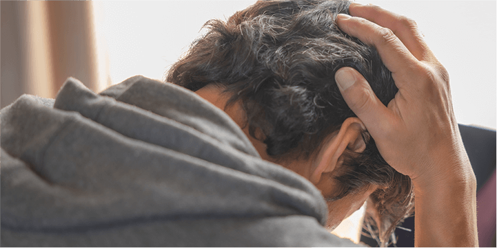 頭を抱える男性