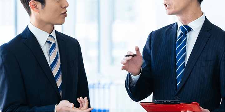 会社の上司と会話する男性