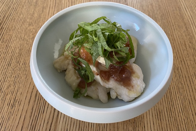 チーズ蒸し鶏の梅干しドレッシングがけ